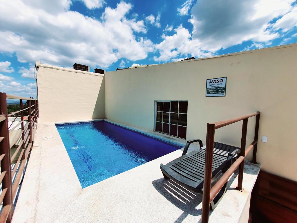 圣萨尔瓦多SAN BENITO FLATS WIFI 50MG - 4 HUESPEDES - PARQUEOS的建筑物屋顶上的游泳池