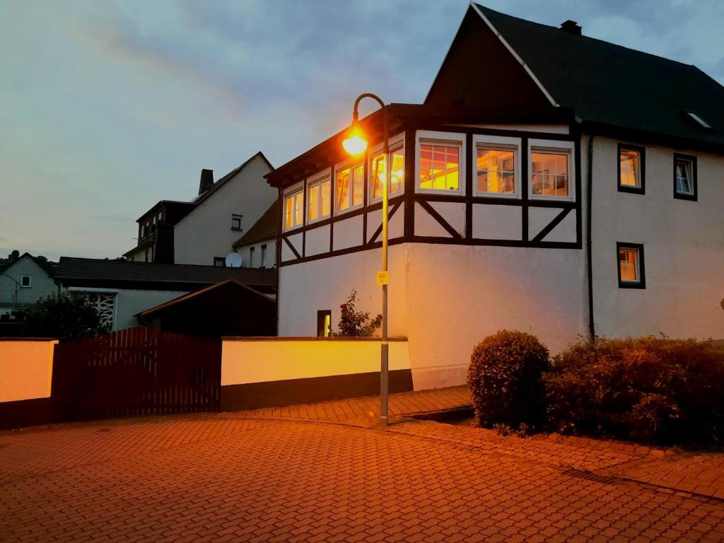 坎普-博尔恩霍芬Rheinglück的前面有路灯的房子