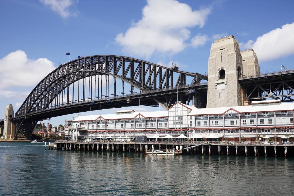 悉尼悉尼港1号码头傲途格精选酒店的一座建有建筑物的桥
