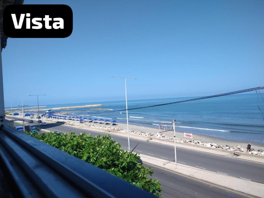 卡塔赫纳Encanto en Cartagena, aparatamento Duplex con vista al mar的享有海滩美景,背景为大海