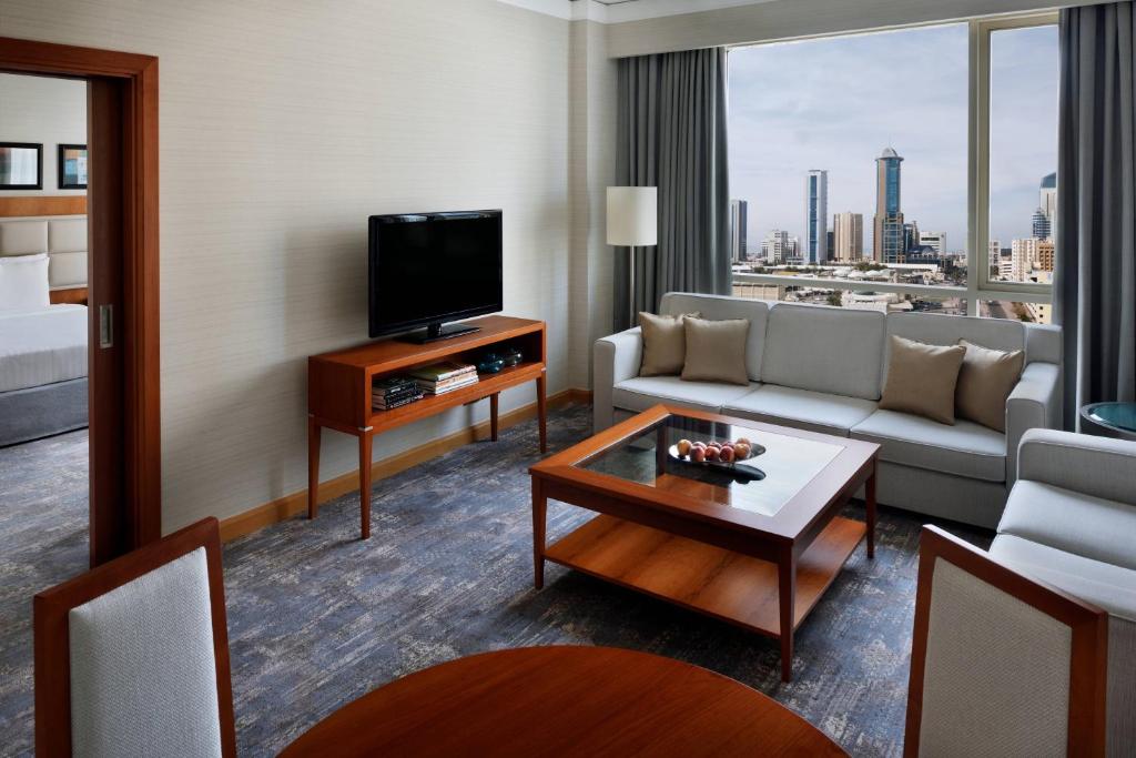 科威特科威特城万怡酒店的带沙发和电视的客厅