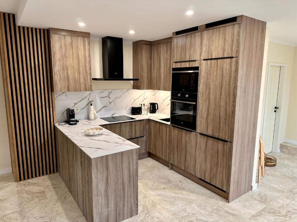 汉堡Sanierte 5 Zimmer Luxus Standard Apartment auf 350qm的厨房配有木制橱柜和台面