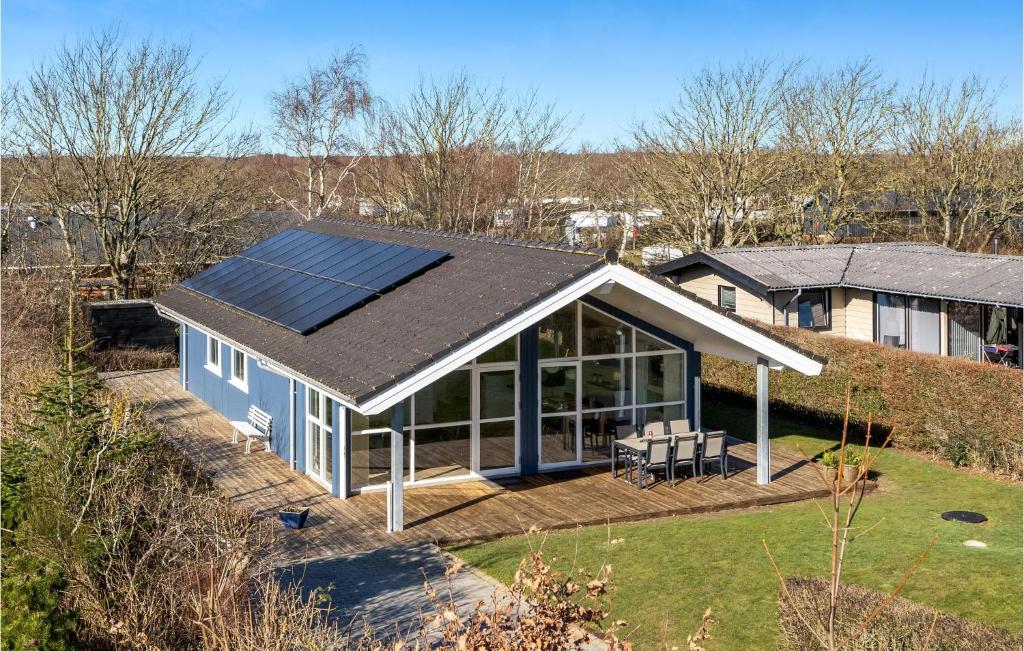 埃斯比约Stunning Home In Esbjerg V With Kitchen的屋顶上方设有太阳能电池板的房子的景色