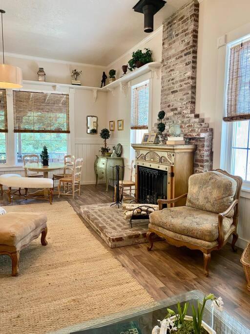 Amador CityThe Shopkeeper's Cottage ~ CHIC!的客厅设有壁炉、桌子和椅子