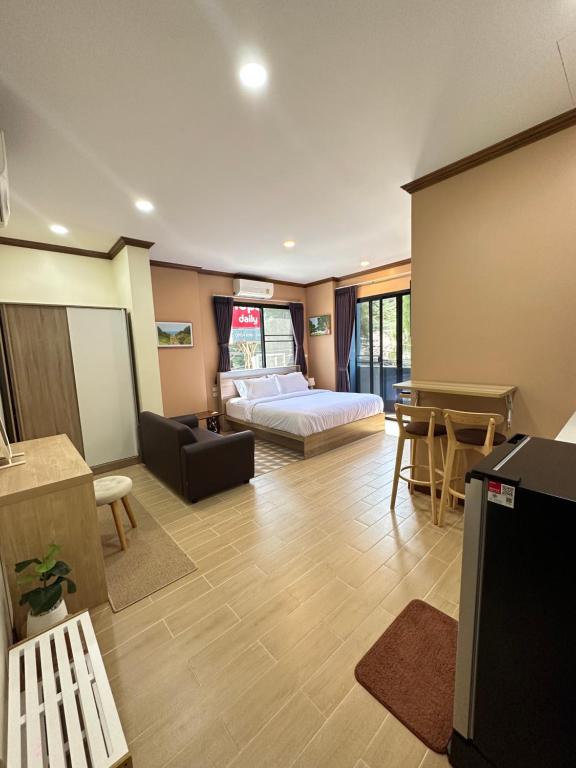 卡塔海滩Kata Noi Place的客厅配有床和桌子