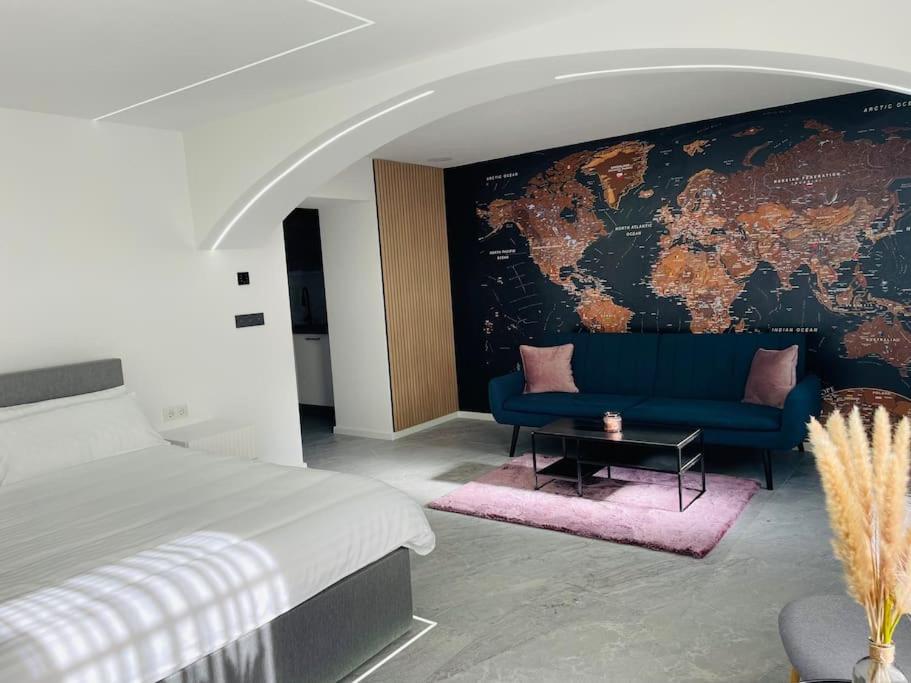 维也纳Hagenauer House的一间卧室设有蓝色的沙发和地图墙