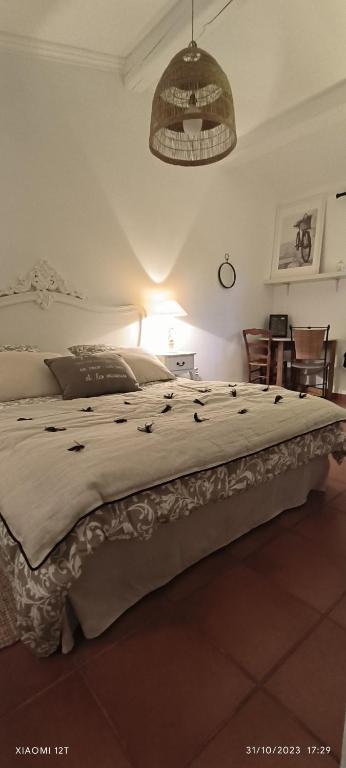 土伦Villa féeric的卧室内的一张大床,光线充足