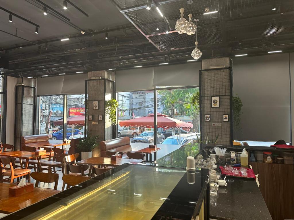 河内A25 Hotel - 18 Nguyễn Hy Quang的餐厅设有酒吧和桌椅