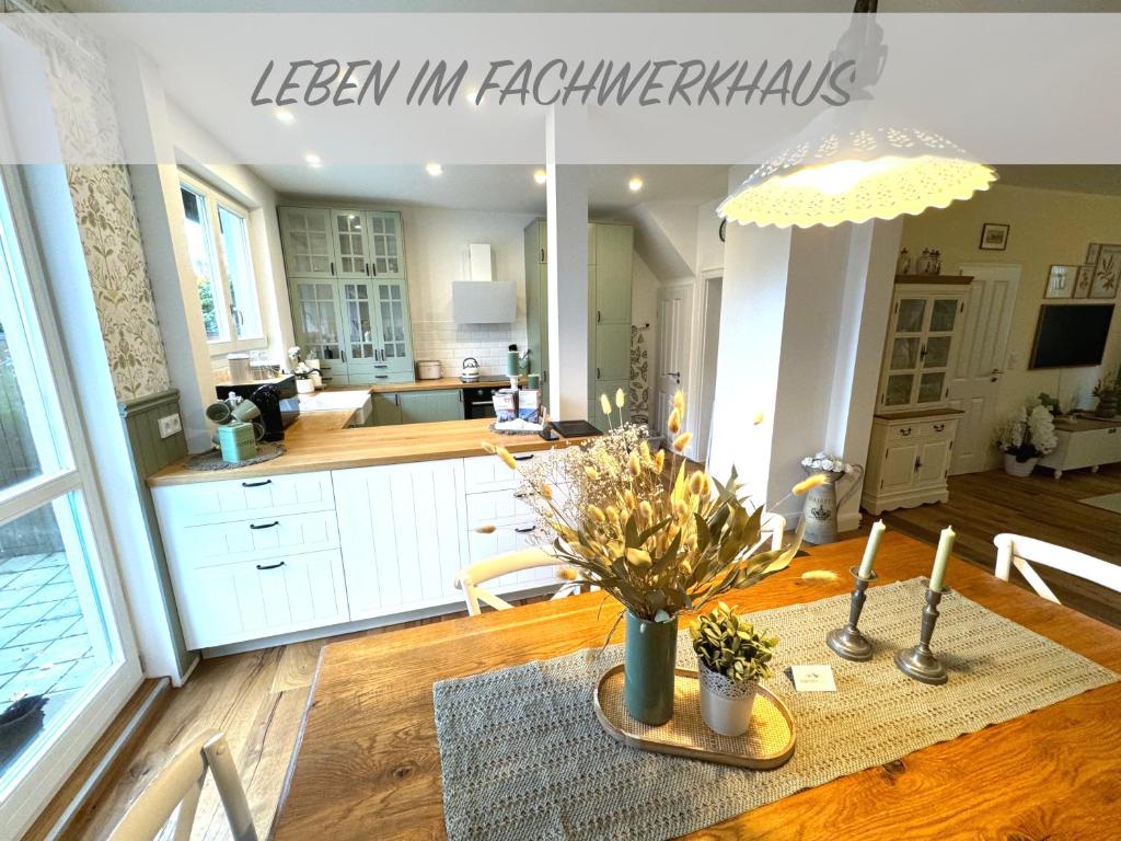 爱尔福特Customflats Erfurt - Tiefgarage - frisch renoviert的厨房以及带鲜花桌的用餐室。