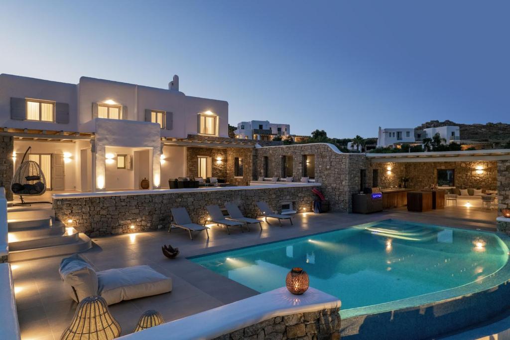 凯勒里瓦迪Villa HADI, ideal for large groups and families的夜间带游泳池的别墅