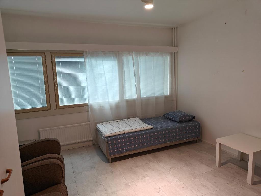 图尔库Heaven Hostel的小房间设有床和2个窗户