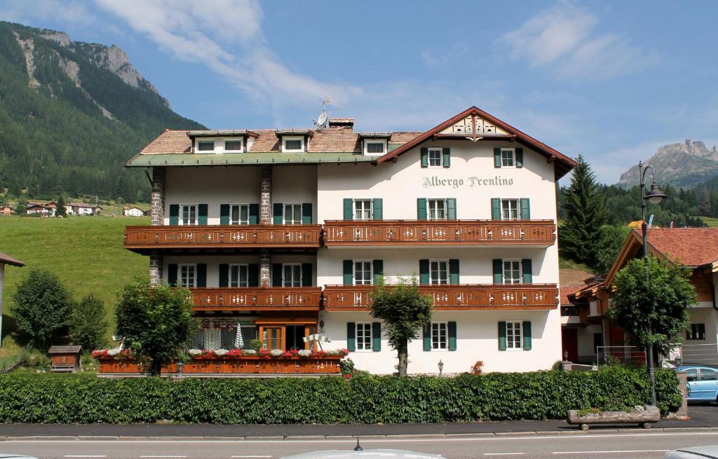 莫埃纳特伦蒂诺酒店的一座位于山上的白色大建筑