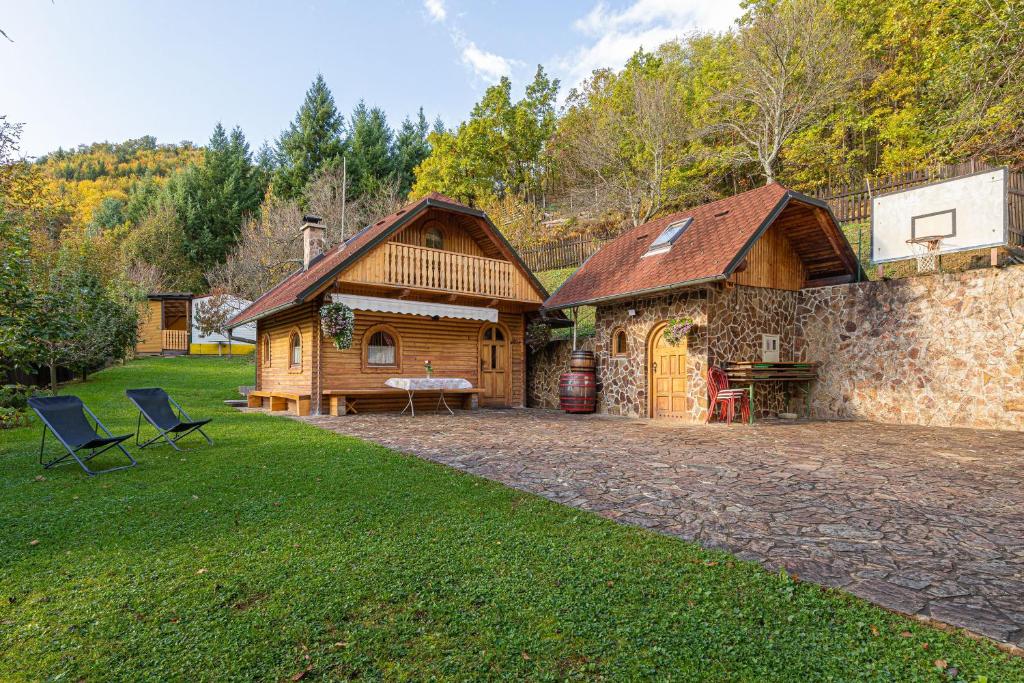 博德森特克Rudnica Hill Lodge - Happy Rentals的庭院内的小木屋配有桌椅