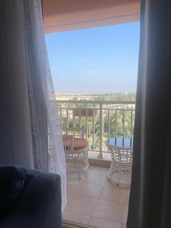 阿卜杜勒国王经济城مارينا KAEC的阳台配有桌椅,享有风景。
