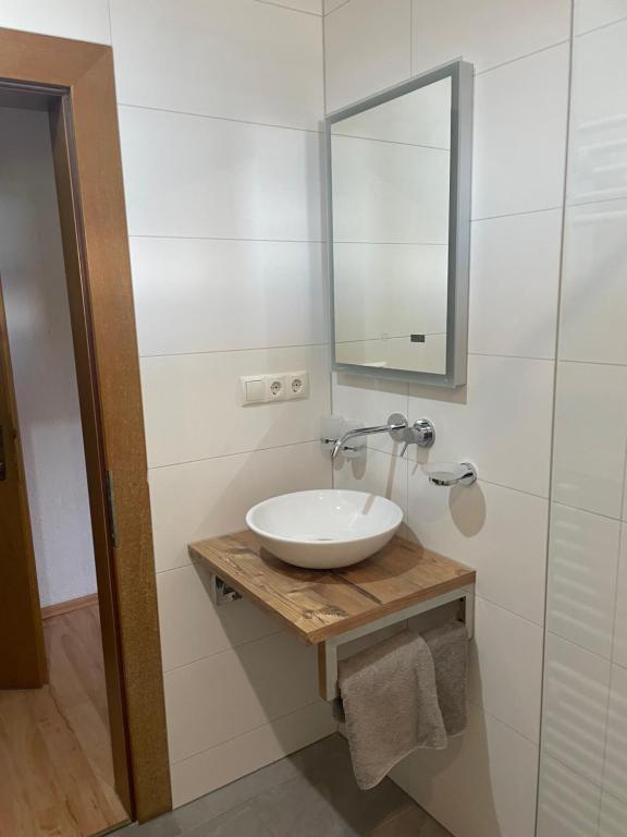 因斯布鲁克皮尔兰豪斯公寓的白色的浴室设有水槽和镜子