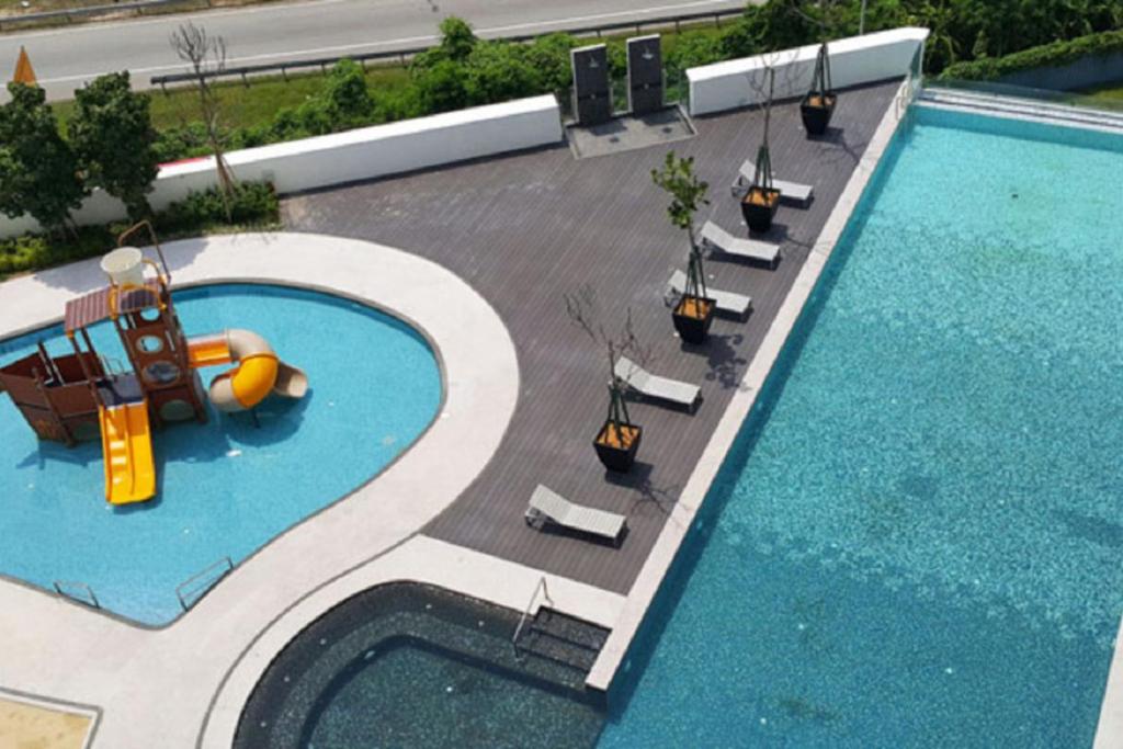 怡保Ipoh D Festivo Suites 6-10pax 10mins to Sunway Tambun by IWH的享有带游乐场的游泳池的顶部景致
