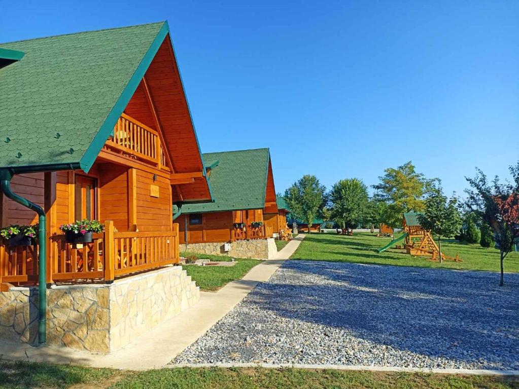 Velika RemetaFruskogorske brvnare的大型小木屋,设有绿色屋顶