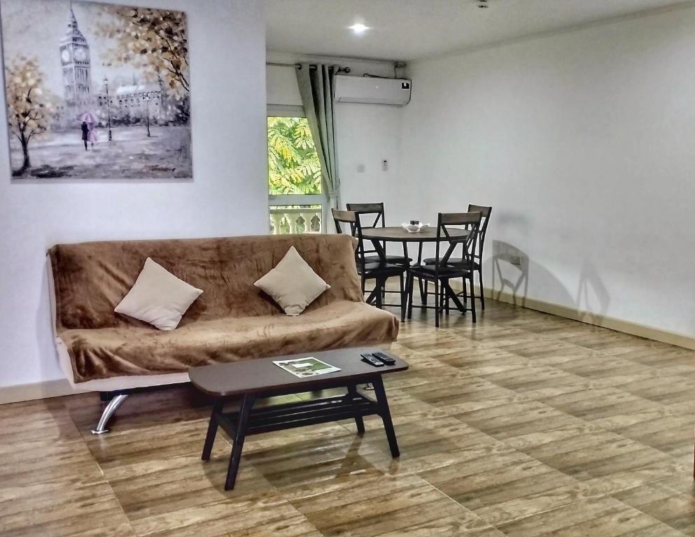 塔卡马卡Dovass Self Catering Apartments的客厅配有沙发和桌子