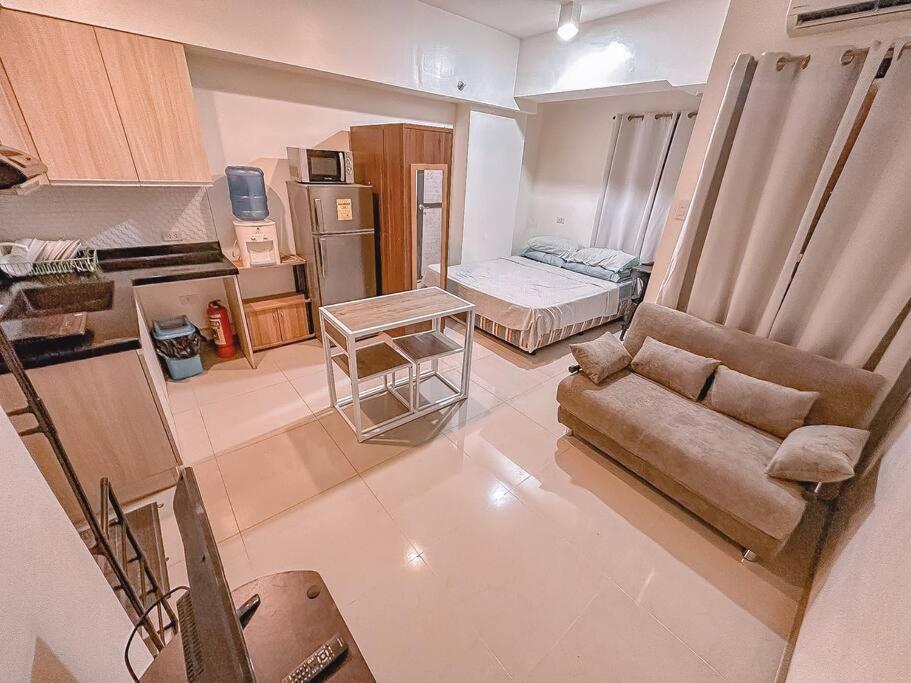 宿务Chillhauz Staycation Cebu的客厅配有沙发和1张床