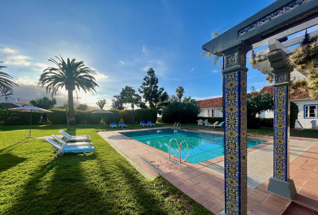 拉奥罗塔瓦Villa Finca El Drago的一座房子的院子内的游泳池