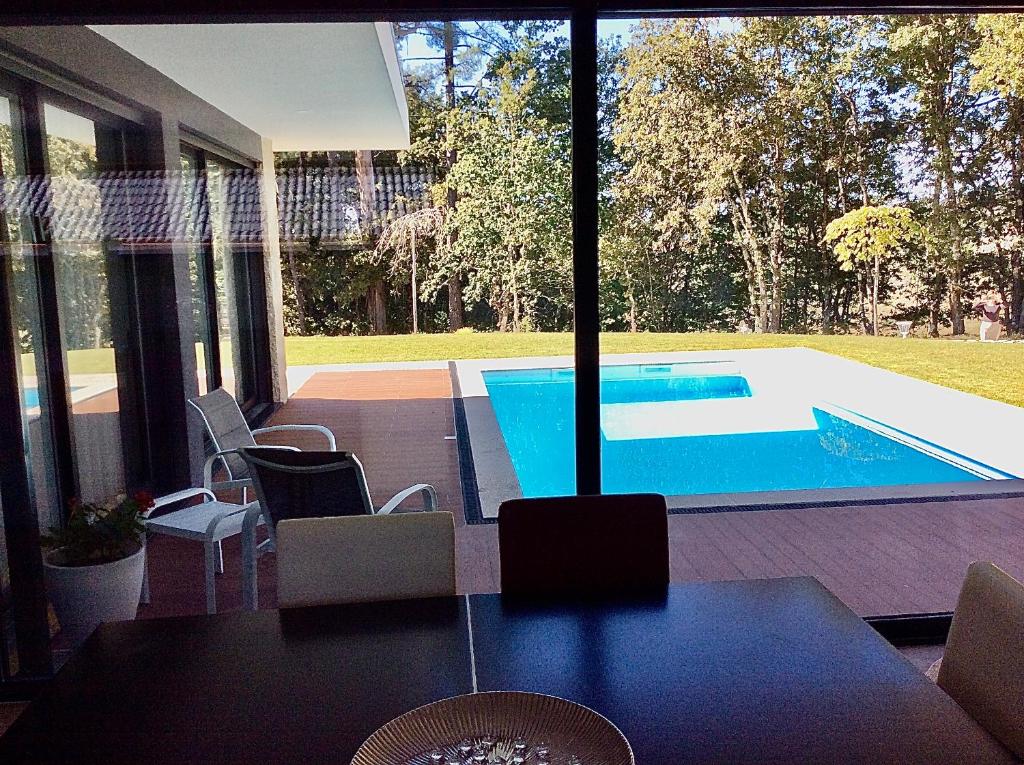 法菲Casa tapada da cheda 1的从房子里可欣赏到游泳池的景色
