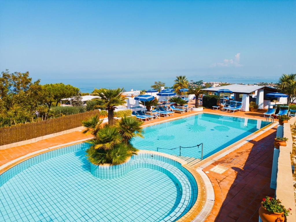 伊斯基亚波焦阿拉格斯特Spa酒店 的享有度假村游泳池的顶部景致
