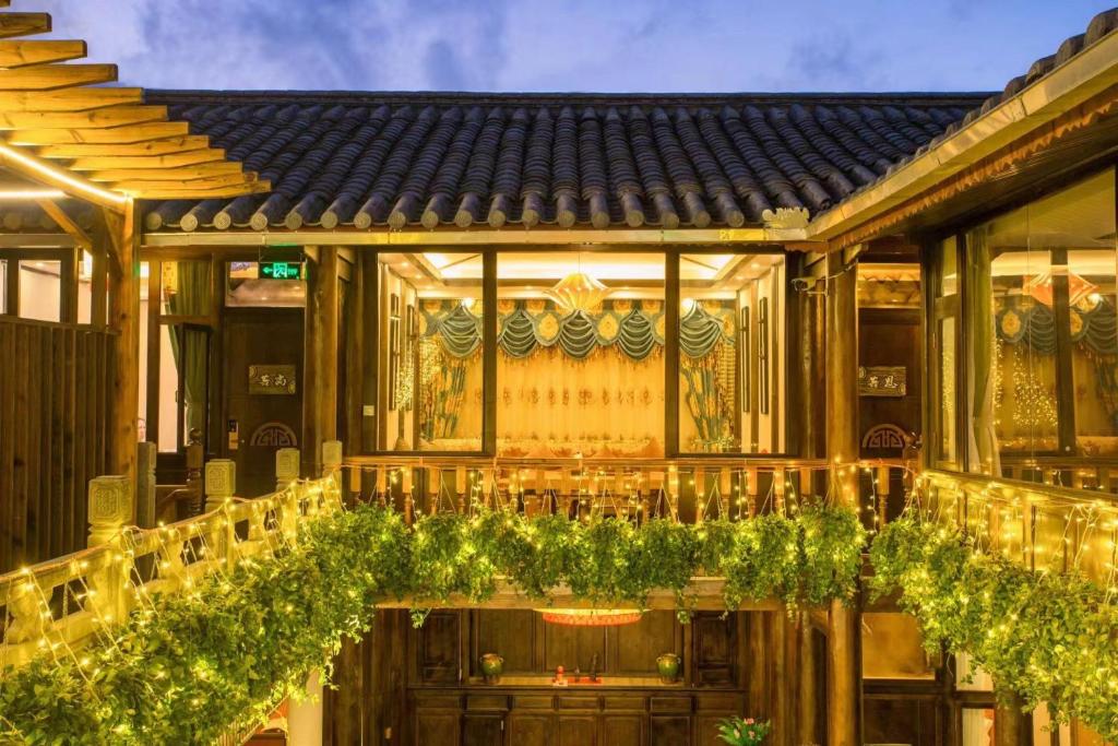腾冲腾冲和顺古镇崇尚坊客栈的一座拥有绿色植物餐厅的建筑