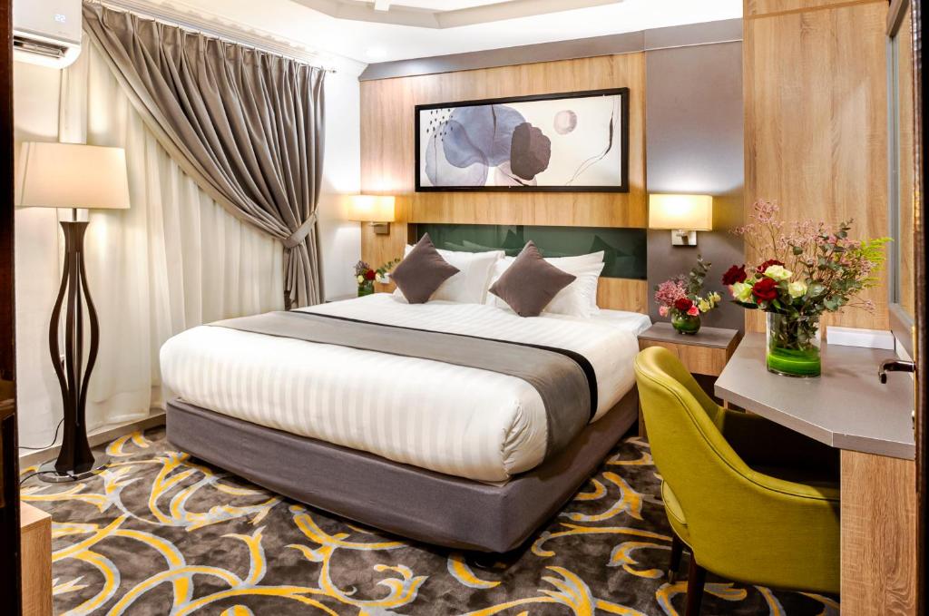 吉达Laten Suites Prince Sultan的配有一张床和一张书桌的酒店客房