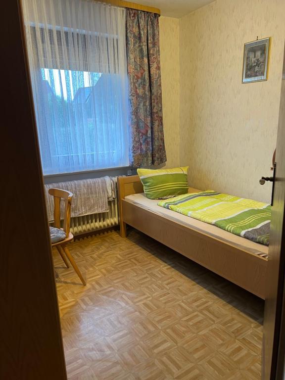 FreiensteinauEinzel Zi Nr 2的一间小卧室,配有床和窗户