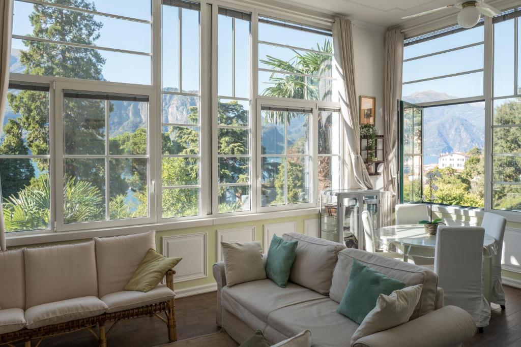 贝拉吉奥Bellagio Vintage Apartment的客厅设有大窗户和沙发