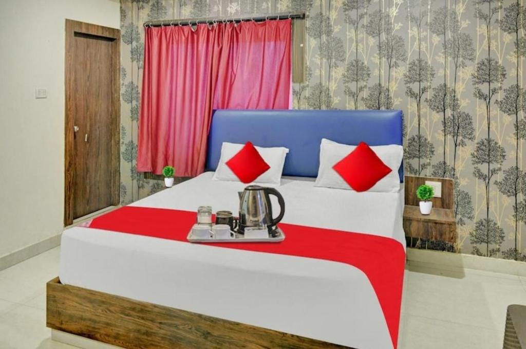 维沙卡帕特南The Royal Comforts的一间卧室配有一张红色和蓝色的大床