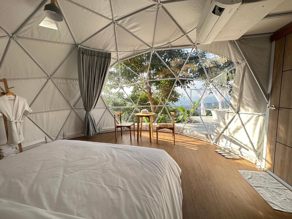Ban Huai KhaiArabica Lodge (อาราบิก้า ลอดจ์)的圆顶帐篷内带一张床的房间
