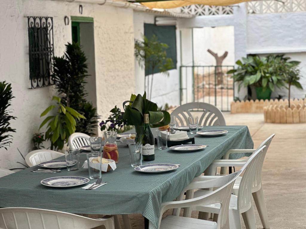 多列毛利诺斯Villa Remedios的一张桌子,上面有绿色的桌布和白色的椅子