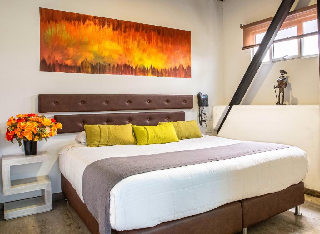 波哥大Hotel Wess的一间卧室配有一张壁画床