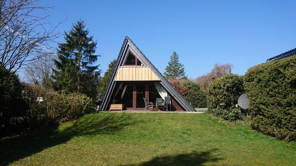 布兰肯海姆Ferienhaus-Freilingen的草坪上茅草屋顶的房子