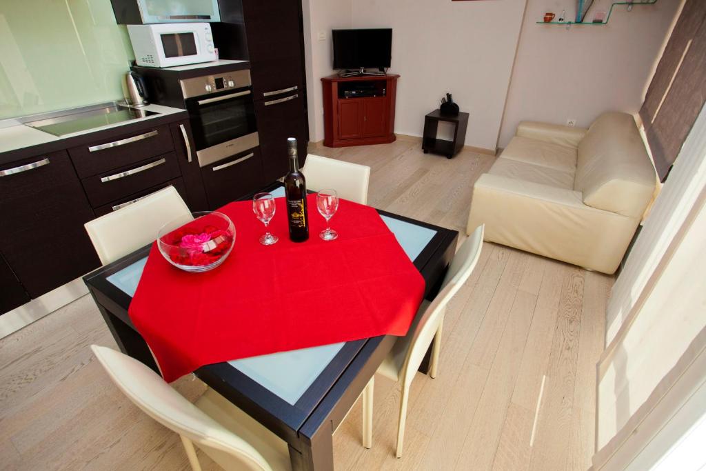 斯普利特Apartment Miaa的厨房里一张桌子上放着红色桌布