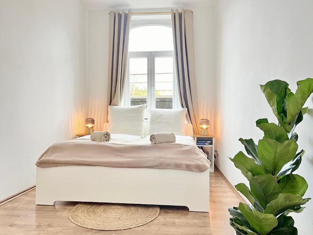 汉诺威Golden Deer Apartment - 3 Schlafzimmer - Zentrum - 92m²的窗户客房内的一张白色床