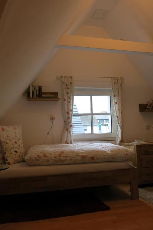 维林根Apartment Julius的一间卧室配有一张带窗户的床