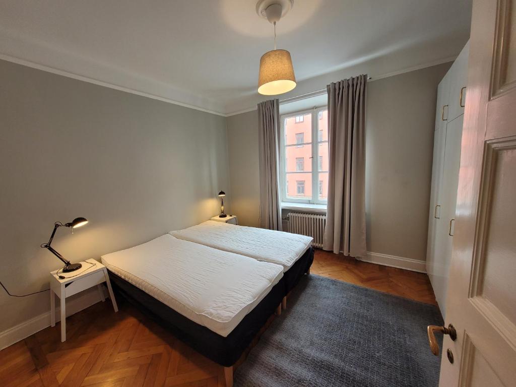 斯德哥尔摩Home Inn FKG110的一间小卧室,配有床和窗户