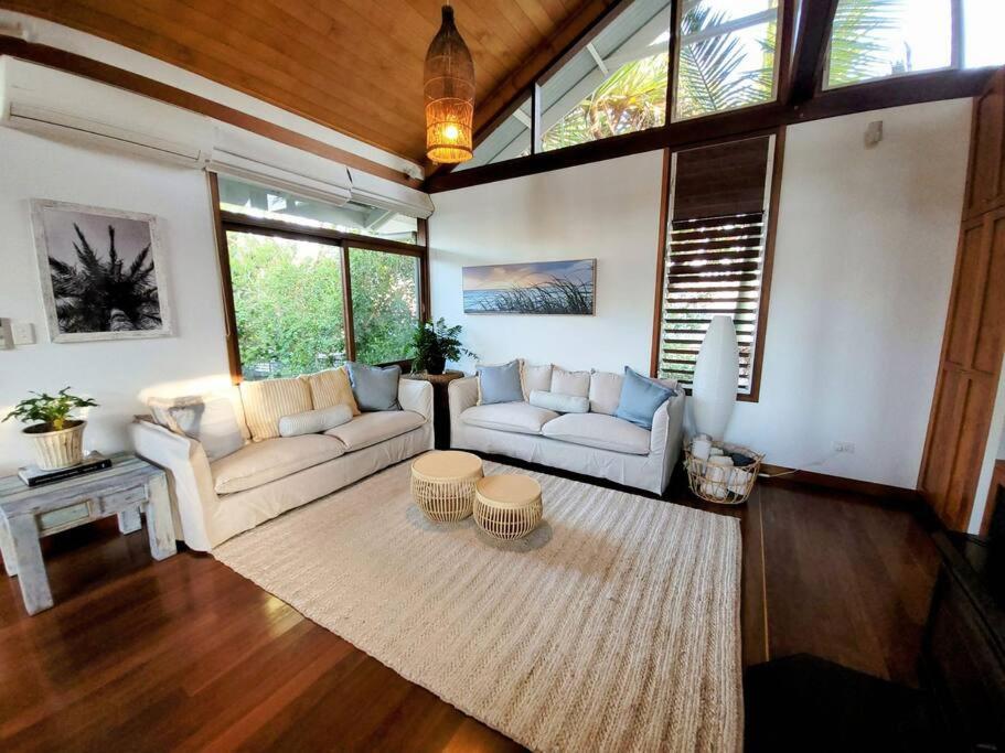 穆德吉巴A place to relax的客厅配有两张沙发和地毯。
