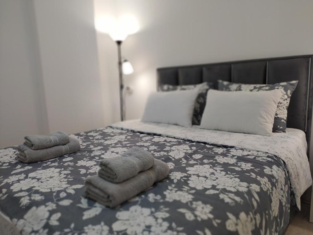 尼什Zamak的一间卧室配有一张床,上面有两条毛巾