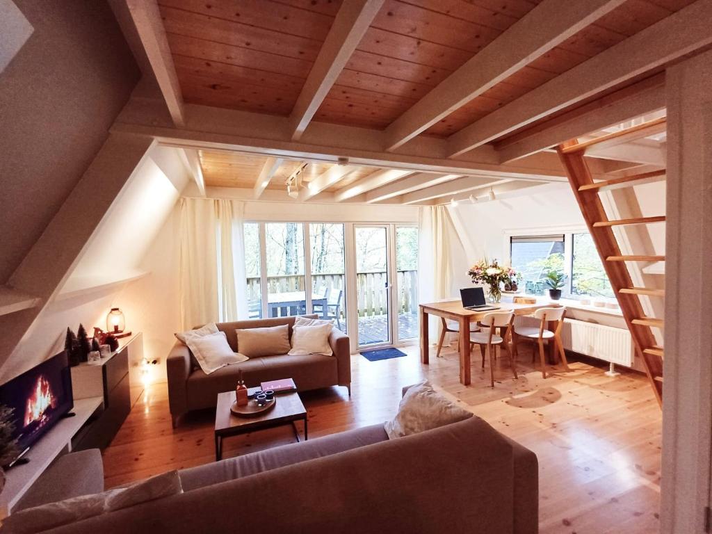 杜柏A Wood Lodge - zwembad - relax - natuur的客厅配有沙发和桌子