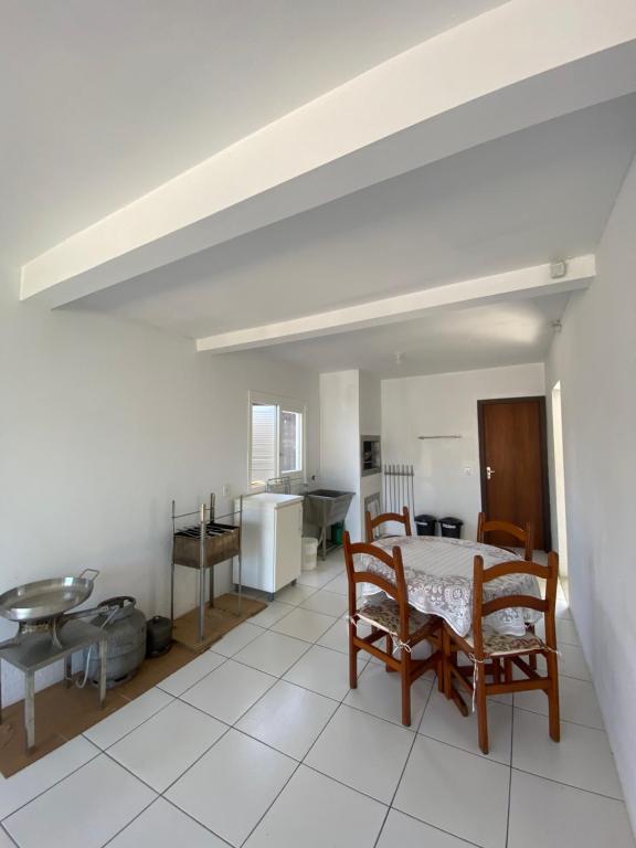 帕苏迪托雷斯Casa Bellatorres的厨房以及带桌椅的用餐室。