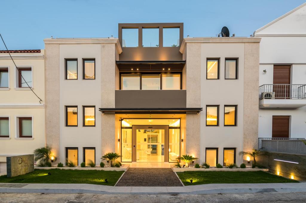 锡蒂亚GM exclusive Luxury Suites & SPA的前门在晚上点亮的房子