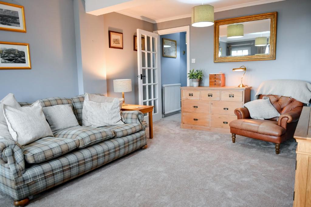 马尔文维尔Charming Malvern Cottage with Outstanding Views的客厅配有沙发和椅子