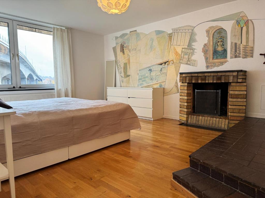斯德哥尔摩Apartment with amazing view的一间卧室配有一张床和一个壁炉
