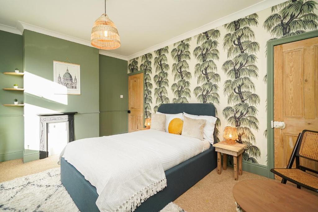 谢菲尔德Hamilton House的一间卧室配有一张带热带壁纸的床