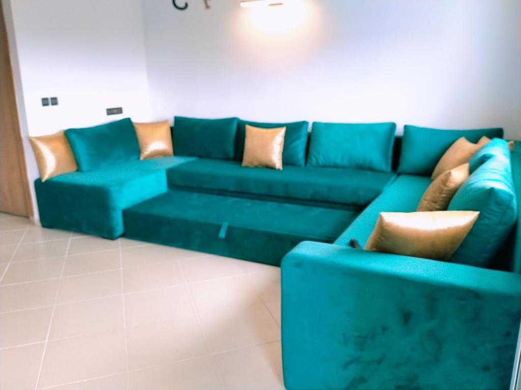 艾西拉Marina golf studio的客厅配有带枕头的蓝色沙发