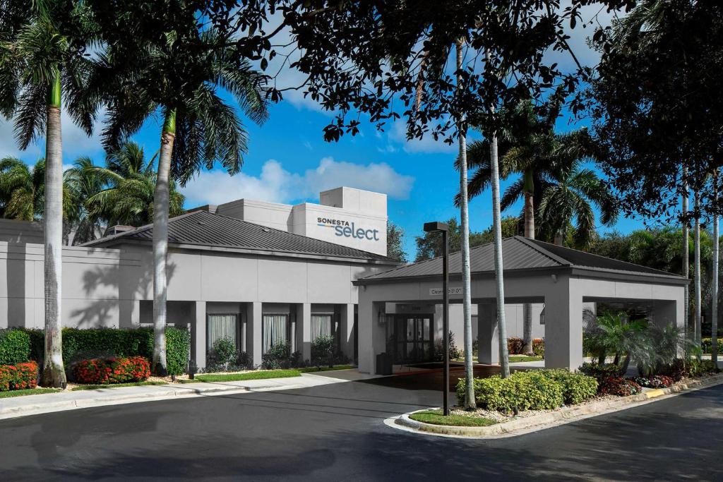 布卡拉顿Sonesta Select Boca Raton Town Center的酒店前方的 ⁇ 染