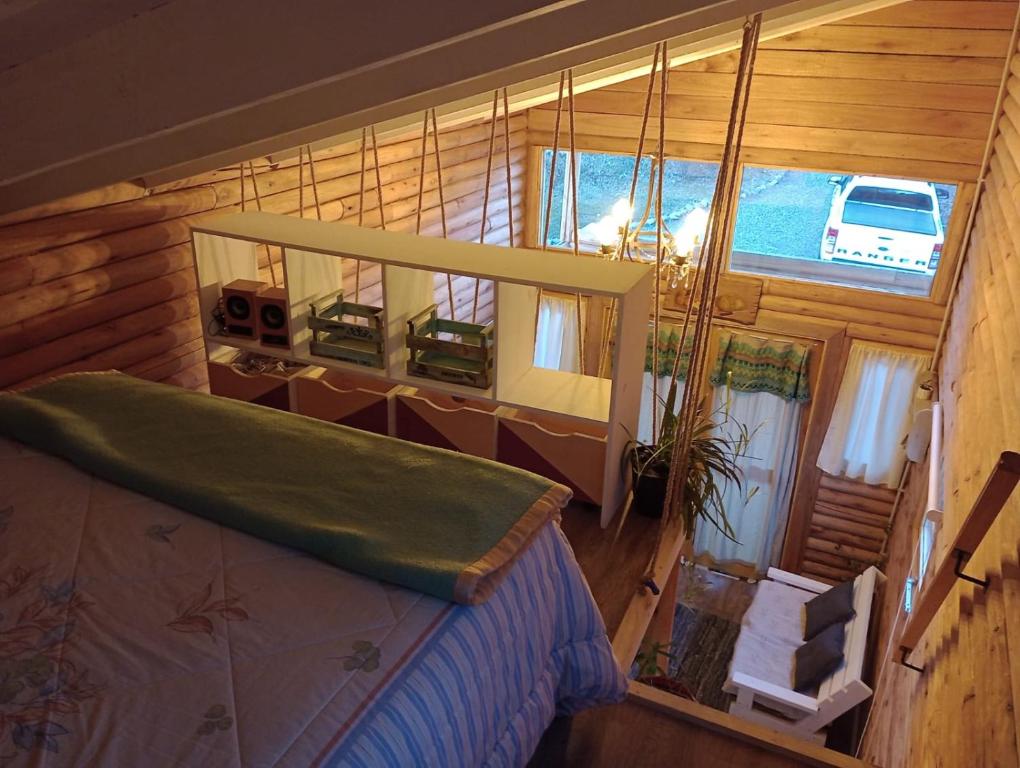 圣马丁德洛斯Mini Casa en el Sur的一间卧室配有一张床和镜子